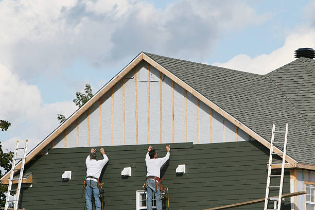 Professional Siding technician working in Woodstock, VA